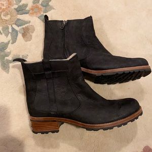 I’m ready cold and snow! ❄️ like new UGG Australia black size 9 SMOKE FREE HOME